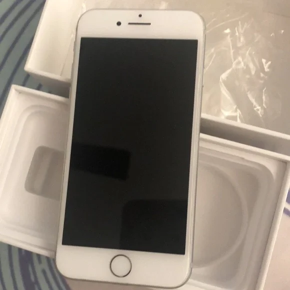 iPhone 7 silver 32GB no cracks, no scratches… mint condition/charge & go.Box +